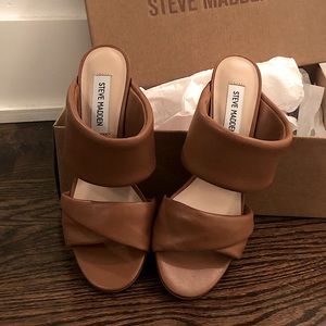 NWT. Steve Madden block heel with leather cushioned straps